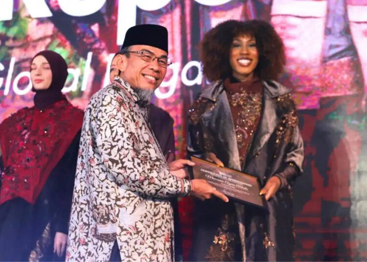 Wakil Wali Kota Padang Maigus Nasir membuka Padang Fashion Summit (PFS) 2026 di Hotel The ZHM Premiere Padang, Minggu (9/8/2026)