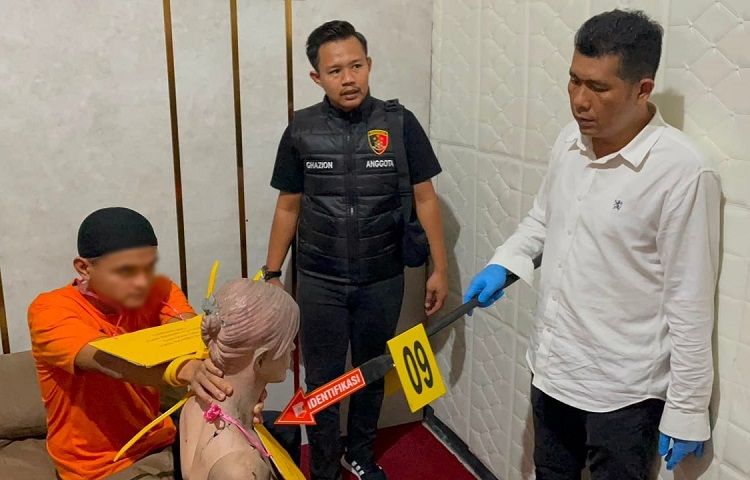 Tersangka pembunuh memeregakan adegan mencekik leher korban dalam reka ulang yang digelar Polres Dhamasraya di Kamar Nomor 207 Hotel Sakato Jaya, Jorong Pasir Putih, Nagari Sungai Kambut, Kecamatan Pulau Punjung, pada Senin (10/8/2026). Foto: Polres Dharmasraya