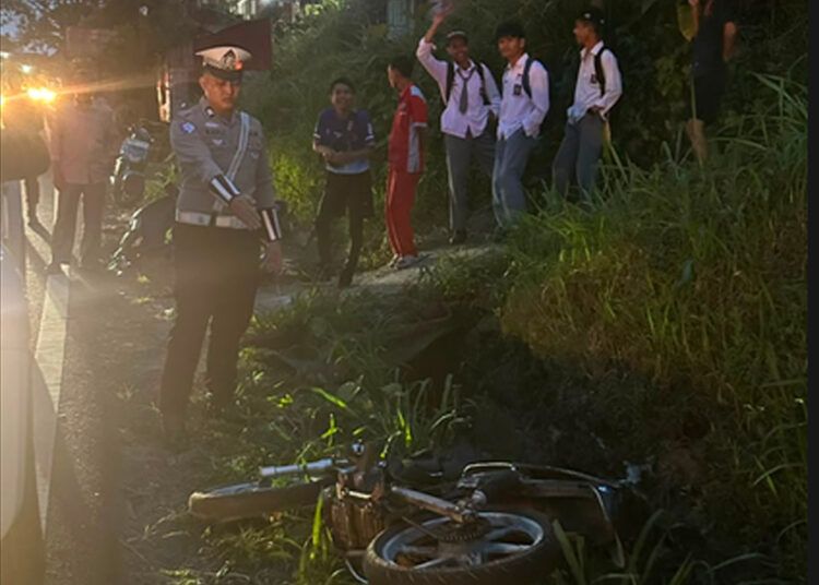 Dua sepeda motor bertabrakan di Jalan Lintas Padang-Bukittinggi, tepatnya di Panyalaian, Kecamatan X Koto, Kabupaten Tanah Datar, pada Senin (10/8/2026) sekitar pukul 17.55 WIB. Foto: Polres Padang Panjang