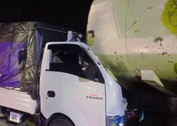 Pikap Tabrak Truk Berhenti di Dharmasraya, Kendaraan Ringsek Parah