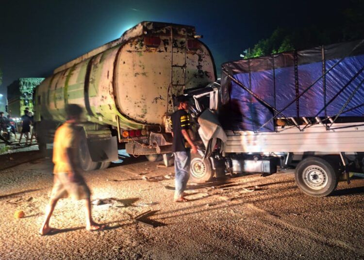Pikap menabrak truk tronton Hino yang sedang mogok di Jalan Lintas Sumatera, tepatnya di Jorong Lambau, Nagari Sungai Kambut, Kecamatan Pulau Punjung, Kabupaten Dharmasraya, pada Selasa (11/8/2026) sekitar pukul 03.00 WIB. Foto: Polres Dharmasraya