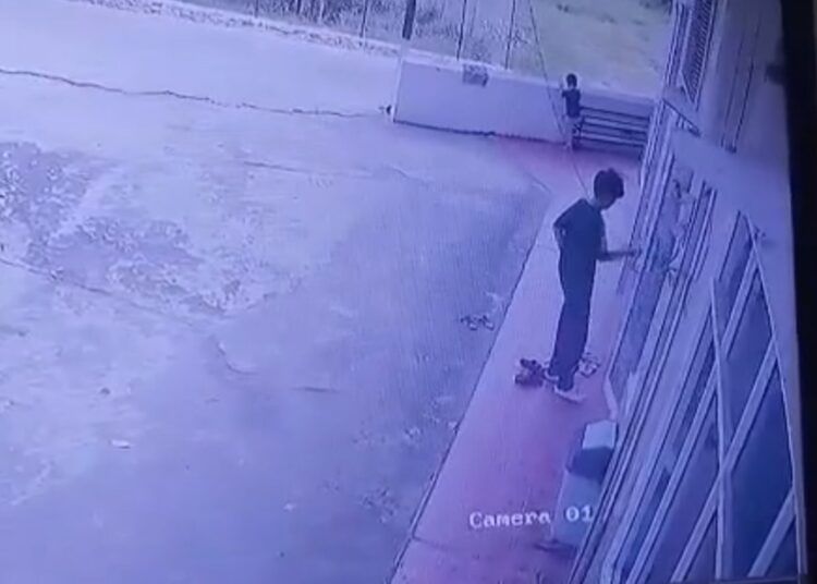 Seorang pria berpakaian serba hitam terekam kamera CCTV saat diduga mencuri tas milik seorang perempuan di Masjid Taufiq, kawasan Kayu Gadang, Jalan Bypass, Kelurahan Pasar Ambacang, Kecamatan Kuranji, Kota Padang, Sumatera Barat, pada Minggu (9/8/2026) sore. Foto: Tangakapan layar rekaman CCTV