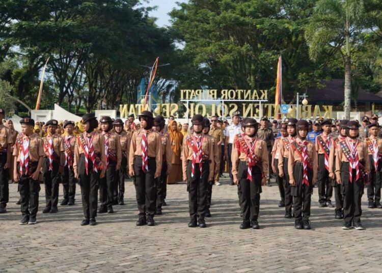 Bupati Solok Selatan, Khairunas, melepas sebanyak 32 orang Pramuka Penggalang ke Jambore Nasional XII di Halaman Kantor Bupati Solok Selatan, Senin (10/8/2026).