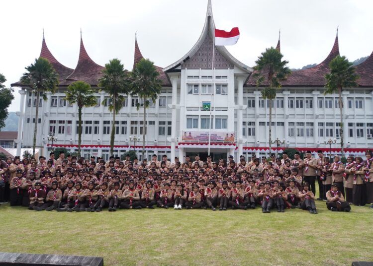 Ketua Kwarda Gerakan Pramuka Sumatera Barat Audy Joinaldy bersama Wali Kota Padang Panjang Hendri Arnis melepas 762 anggota Kontingen Kwarda 03 Sumbar menuju Jambore Nasional (Jamnas) Pramuka XII 2026 di Jakarta, Senin (10/8/2026).