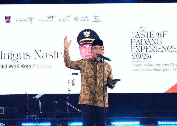 Wakil Wali Kota Padang Maigus Nasir menutup secara resmi Padang Harmoni Festival 2026 di bawah Jembatan Siti Nurbaya, kawasan Kota Tua, Senin (10/8/2026) malam.