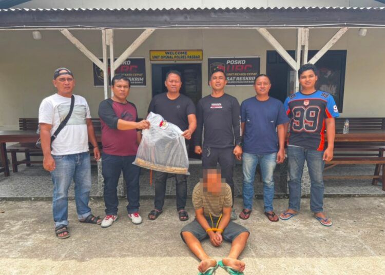 Polisi menangkap seorang pemuda di Jorong Situak Timur, Nagari Situak, Kecamatan Lembah Melintang, Pasaman Barat, pada Selasa (11/8/2026) sekitar pukul 10.00 WIB karena menewaskan ibu dan neneknya. Foto: Polres Pasaman Barat