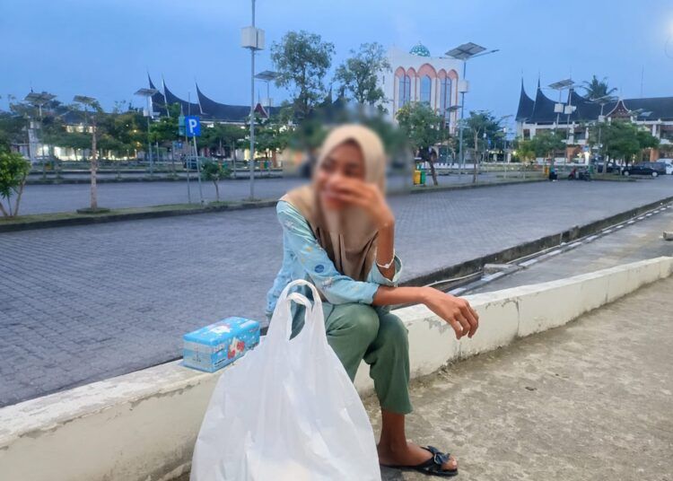 Seorang gadis berusia 14 tahun berjualan tisu di depan Masjid Syekh Ahmad Al-Minangkabawi, Kelurahan Lubuk Lintah, Kecamatan Kuranji, Kota Padang, Selasa (11/8/2026).