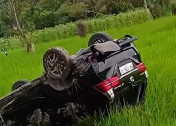 Minibus Toyota Avanza bernomor polisi BA 1354 EJ masuk ke sawah di tepi jalan Jorong Nan Sambilan, Nagari Salimpaung, Kabupaten Tanah Datar, Sumatera Barat, pada Selasa (11/8/2026) sore. Foto: Tangkapan layar media sosial