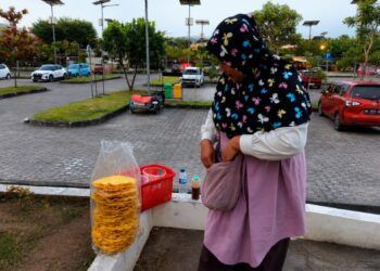 Kisah Resa, Ibu 3 Anak yang Bertahan Hidup dari Jualan Kerupuk Kuah di Padang