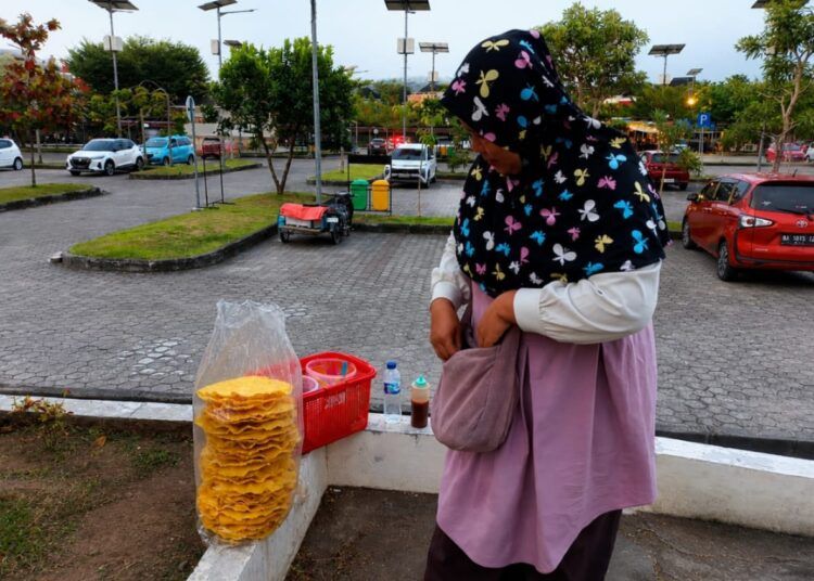 Resa, pedagang kerupuk kuah asal Siteba, Kota Padang, saat berjualan di kawasan Masjid Syekh Ahmad Khatib Al-Minangkabawi.