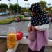 Kisah Resa, Ibu 3 Anak yang Bertahan Hidup dari Jualan Kerupuk Kuah di Padang