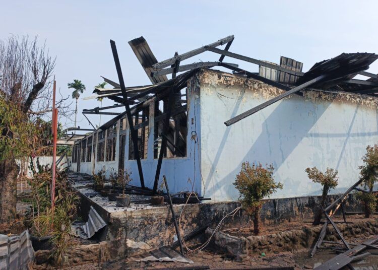SMP Angkasa Lanud Sutan Sjahrir di Jalan Prof. Dr. Hamka Nomor 1, Kelurahan Parupuak Tabiang, Kecamatan Koto Tangah, Kota Padang, Sumater Barat (Sumbar), terbakar pada Rabu (12/8/2026) siang. Foto: Damkar Padang