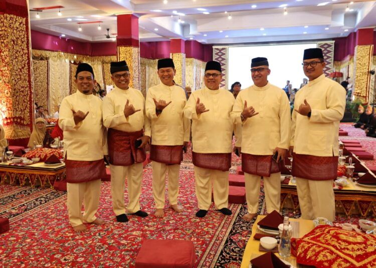 Ketua DPRD Provinsi Sumatera Barat (Sumbar) Muhidi bersama Wakil Ketua DPRD Sumbar Nanda Satria menghadiri kegiatan Padang Bajamba – Road to Gastronomy City Charity di Gedung Youth Center Kota Padang, Jumat (7/8/2026).