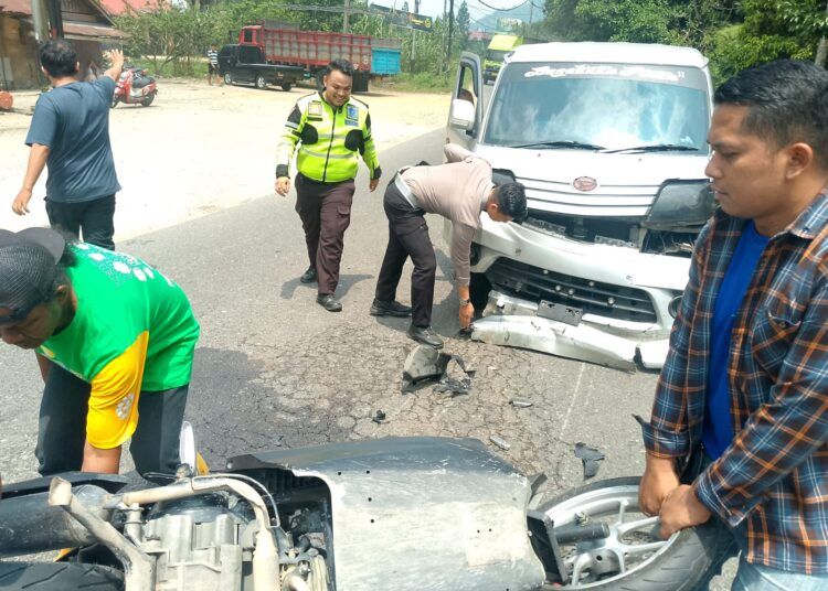 Polisi cek TKP kecelakaan antara sepeda motor Honda Beat dan Daihatsu Luxio di Jalan Nasional Sumbar-Riau, Jorong Aia Putiah, Nagari Sarilamak, Kecamatan Harau, Kabupaten Lima Puluh Kota, Rabu (12/8/2026).
