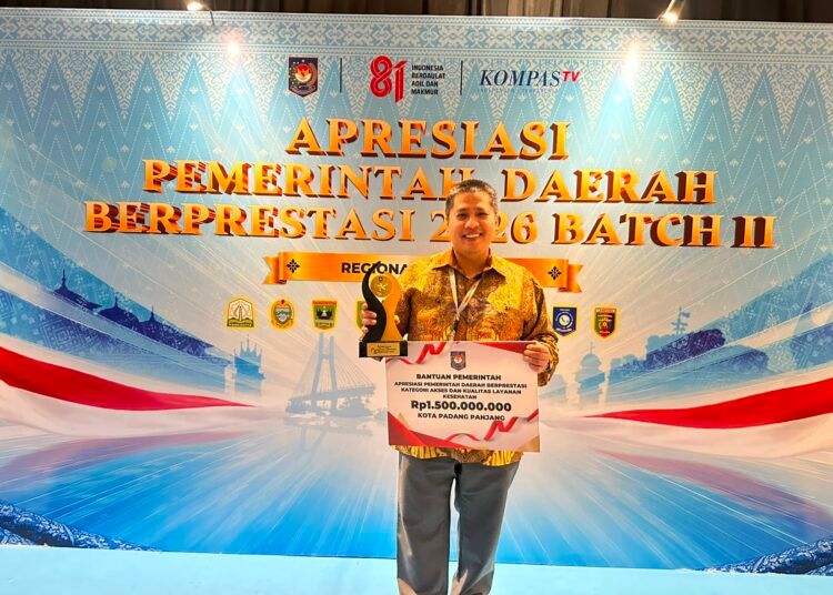 Wali Kota Padang Panjang Hendri Arnis menerima penghargaan kategori Akses dan Kualitas Layanan Kesehatan Terbaik pada Apresiasi Pemerintah Daerah Berprestasi Tahun 2026 di Batam, Rabu (12/8/2026).