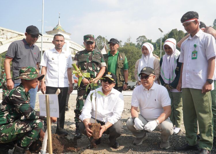Wali Kota Padang Panjang Hendri Arnis bersama unsur TNI dan jajaran Pemerintah Kota Padang Panjang menanam bambu dan pohon produktif di kawasan Jembatan Kembar, Silaing Bawah, Rabu (12/8/2026),