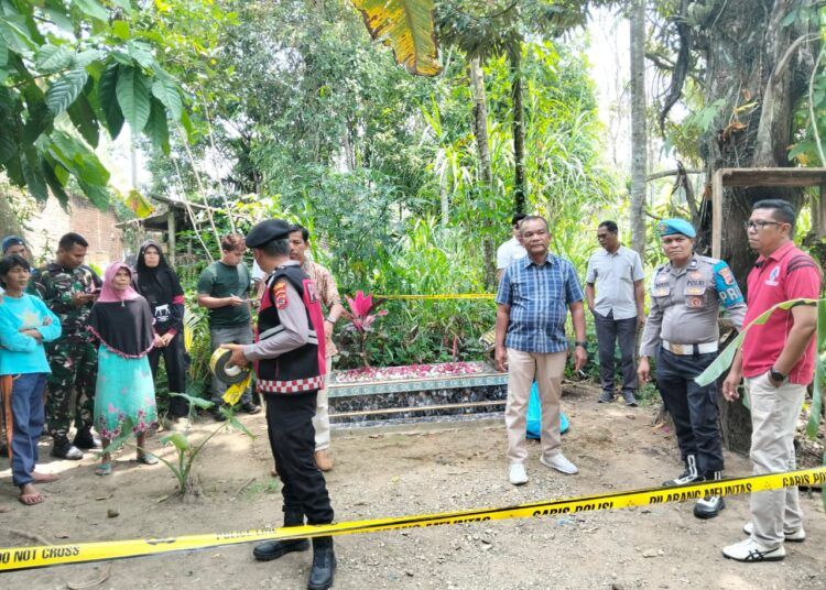 Petugas memasang garis polisi di lokasi penemuan janin bayi di Jorong Koto Kaciak, Nagari VII Koto Talago, Kecamatan Guguak, Kabupaten Limapuluh Kota, Kamis (13/8/2026).