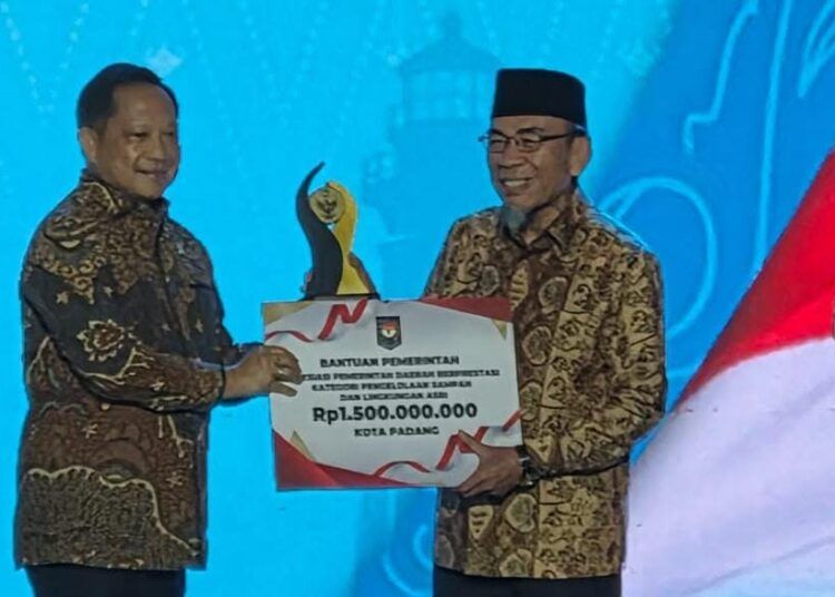 Pemerintah Kota (Pemko) Padang meraih peringkat II Pengelolaan Sampah dan Lingkungan Asri dalam ajang Apresiasi Pemerintah Daerah Berprestasi Tahun 2026 Batch II Regional Sumatera dari Kementerian Dalam Negeri (Kemendagri). Kegiatan tersebut berlangsung di Kota Batam, Rabu (12/8/2026).