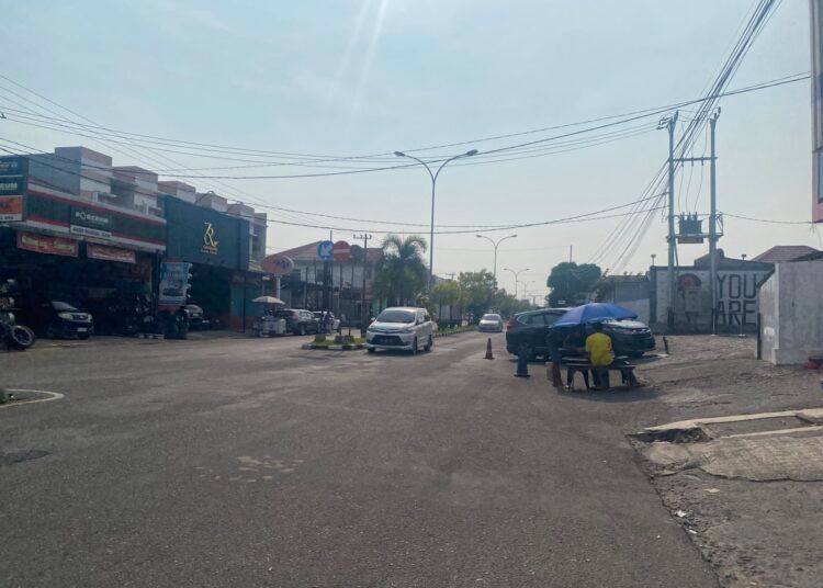 Pemandangan Kota Padang tampak berkabut akibat fenomena udara kabur (haze) pada Kamis (13/8/2026).