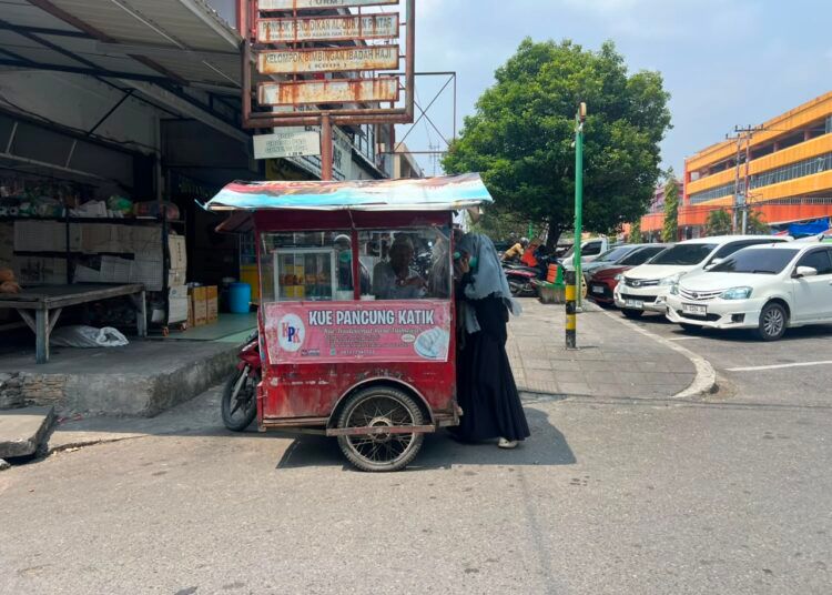 Penjual Kue Pancung Katik, Iwin, menjajakan dagangannya di Kota Padang, Sumatera Barat. Foto: Ilvan/Sumbarkita