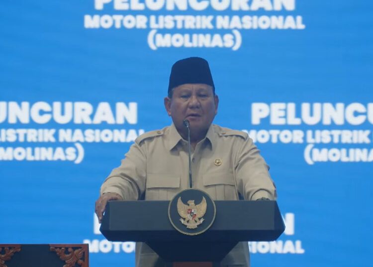 Prabowo memberikan sambutan meluncurkan Motor Listrik Nasional (MoLiNas) beserta ekosistem pendukungnya di Fasilitas Produksi ALVA, Cikarang, Kabupaten Bekasi, Provinsi Jawa Barat. Foto: Tangkapan layar media sosial YouTube Sekretariat Presiden