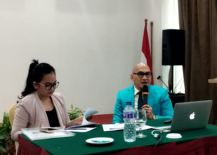 Kuasa hukum AKBP F, Suharizal, memberikan keterangan kepada wartawan terkait dugaan pelecehan seksual yang menyeret kliennya di Hotel Daima Padang, Kamis (13/8/2026).