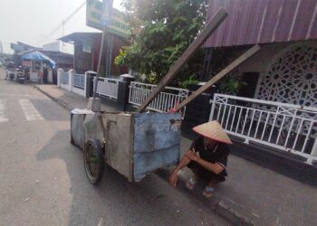 Ditinggal Istri, Budi Kuncoro Bertahan Hidup dengan Menjadi Pemulung di Padang
