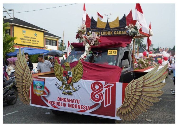 Peserta Pawai Alegoris dan Mobil Hias dalam rangka memeriahkan HUT ke-81 RI di Tugu Pemekaran, Padang Aro, Solsel, Kamis (13/8/2026).