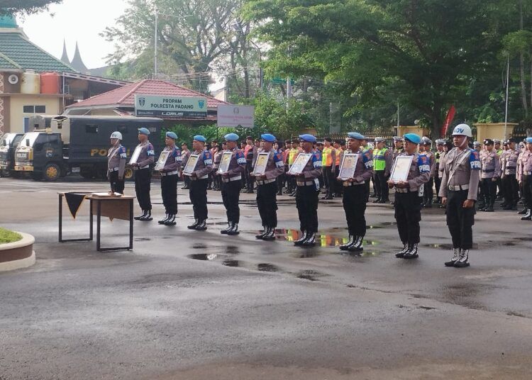 Kapolresta Padang Kombes Pol Apri Wibowo memimpin upacara pemberhentian tidak dengan hormat (PTDH) terhadap delapan personel Polresta Padang yang dinyatakan melanggar disiplin dan kode etik terkait penyalahgunaan narkoba, Jumat (14/8/2026).