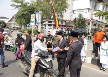 Sambut HUT RI ke-81, Pemko Payakumbuh Bagikan Ratusan Bendera Merah Putih kepada Warga