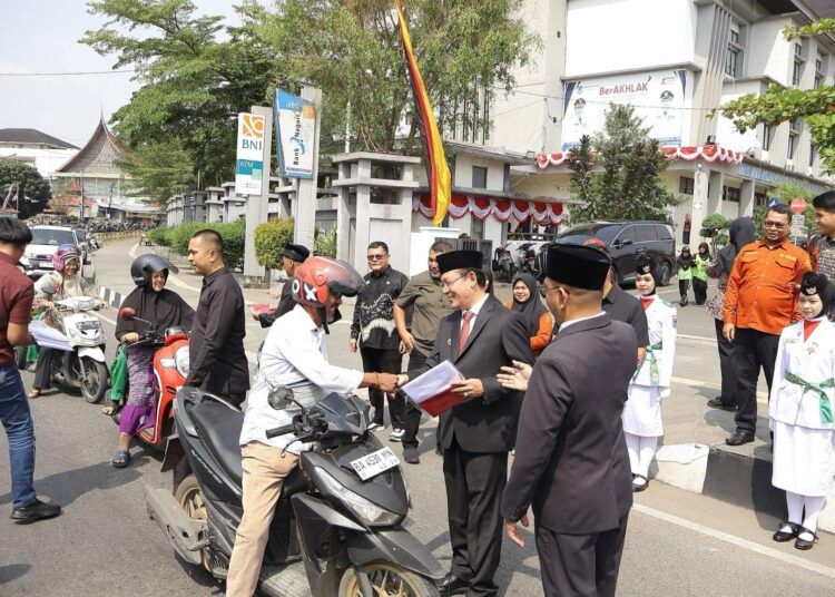 Pemerintah Kota (Pemko) Payakumbuh membagikan ratusan Bendera Merah Putih kepada masyarakat dan pengguna jalan sebagai bagian dari rangkaian menyambut HUT RI ke-81.