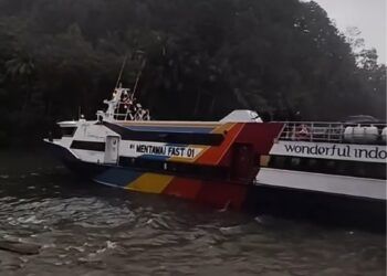 Video: Kapal Mentawai Fast Tertahan di Muaro Padang