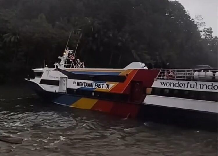Sebuah kapal Mentawai Fast dari Kepulauan Mentawai menuju Padang dilaporkan tertahan dan tidak dapat bergerak saat berada di kawasan Pintu Muaro Padang pada Jumat (14/8) sore. Foto: Tangkapan layar media sosial