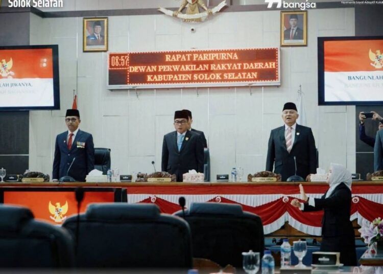 Pemerintah Kabupaten Solok Selatan bersama DPRD dan jajaran Forkopimda mengikuti Rapat Paripurna DPRD Solok Selatan untuk menyimak Pidato Kenegaraan Presiden RI Prabowo Subianto terkait arah pembangunan nasional dan RAPBN 2027, Jumat (14/8/2026).