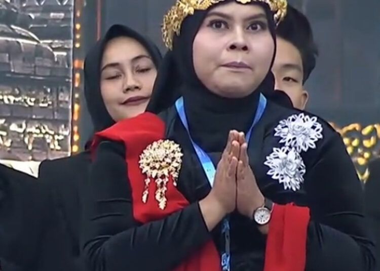 Presiden Prabowo Subianto memperkenalkan Susanah, penerima Program Keluarga Harapan (PKH) asal Kabupaten Bogor, dalam pidatonya pada Sidang Tahunan MPR RI dan Sidang Bersama MPR, DPR, dan DPD RI di Gedung Nusantara, Kompleks Parlemen, Senayan, Jakarta, Jumat (14/8/2026).