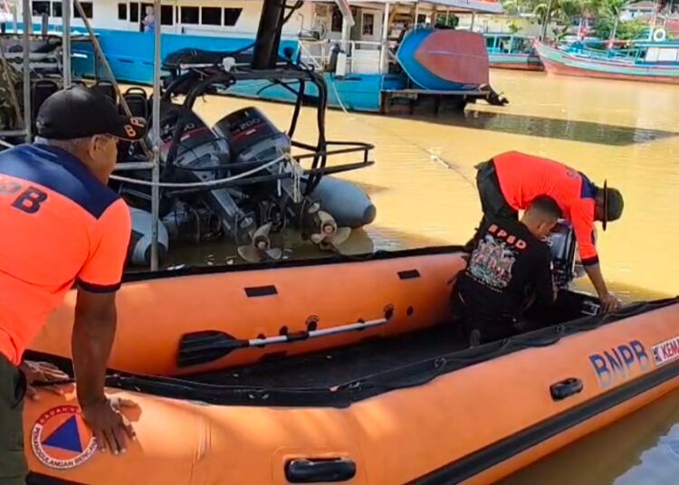Tim SAR gabungan menggunakan perahu karet menyisir Sungai Batang Arau, Kota Padang, untuk mencari pelajar SMP, Josua Perkasa (15), yang dilaporkan hilang terseret arus saat mandi bersama tiga rekannya, Sabtu (15/8/2026).