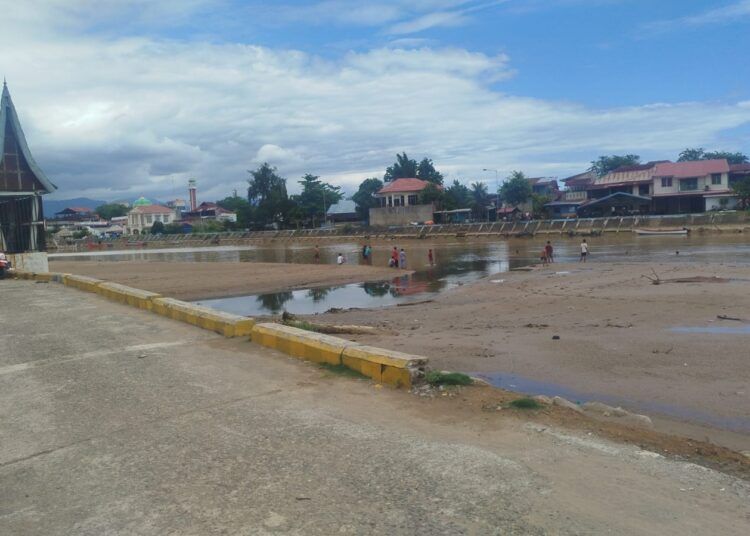 Warga melakukan pencarian terhadap seorang anak laki-laki yang dilaporkan hilang saat mandi di kawasan muara Sungai Batang Kuranji, dekat Pantai Parkit, Kelurahan Air Tawar Barat, Kota Padang, Sabtu (15/8/2026).