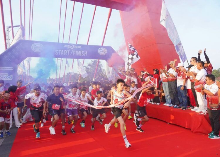Ribuan orang memeriahkan pelaksanaan Dharmasraya Merah Putih Run 2026 di Jembatan Kabel Dharmasraya, Sabtu (15/8/2026). Kegiatan tersebut merupakan rangkaian peringatan HUT RI ke-81 di daerah itu.