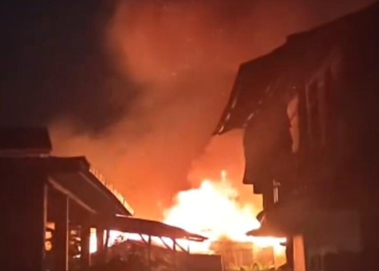 Kebakaran melanda kawasan Padang Tiakar, Kecamatan Payakumbuh Timur, Kota Payakumbuh, Sumatera Barat, pada Sabtu (15/8/2026) malam. Foto: Tangkapan layar media sosial