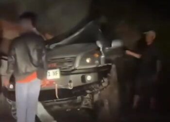 Video: Truk dan Minibus Terlibat Kecelakaan di Lima Puluh Kota, Kendaraan Ringsek Parah