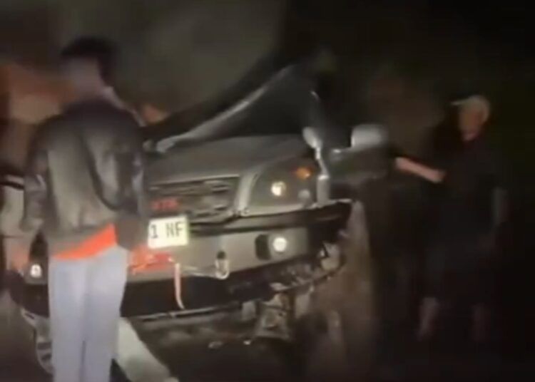 Truk dan minibus terlibat kecelakaan di kawasan Kelok 17 Koto Alam, Kecamatan Pangkalan Kotobaru, Lima Puluh Kota, Sumatera Barat, pada Sabtu (15/8/2026) malam. Foto: Tangkapan layar media sosial