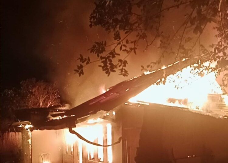 Sebanyak lima rumah terbakar di RT 02/RW 03, Lingkungan Utama, Kelurahan Padang Tiaka, Kota Payakumbuh, Sumatera Barat, pada Sabtu (15/8/2026) malam.