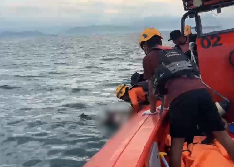 Remaja laki-laki bernama Josua Perkasa (15) yang sebelumnya dilaporkan terseret arus Sungai Batang Arau, Kecamatan Padang Selatan, Kota Padang, Sumatera Barat, ditemukan dalam kondisi meninggal dunia pada Minggu (16/8/2026) pagi. 