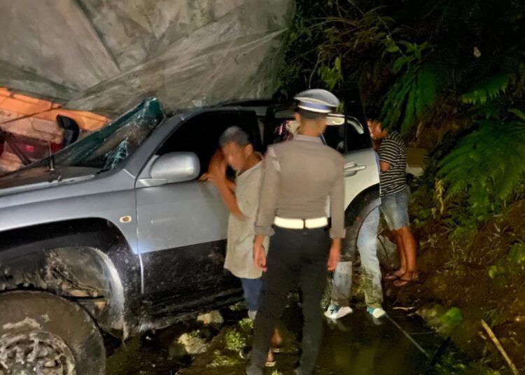Truk tronton menabrak minibus di Jalan Nasional Sumbar-Riau Km 159, tepatnya di Jorong Simpang Tiga, Nagari Koto Alam, Kecamatan Pangkalan Koto Baru, Kabupaten Lima Puluh Kota, pada Sabtu (15/8/2026) sekitar pukul 19.30 WIB. Foto: Kasatlantas Polres 50 Kota
