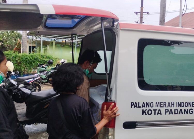 Jenazah Josua Perkasa (15) dibawa menggunakan ambulans dari RSUP M. Djamil Padang menuju rumah duka di Seberang Palinggam, Kecamatan Padang Selatan, Minggu (16/8/2026). Foto: Qadri/Sumbarkita
