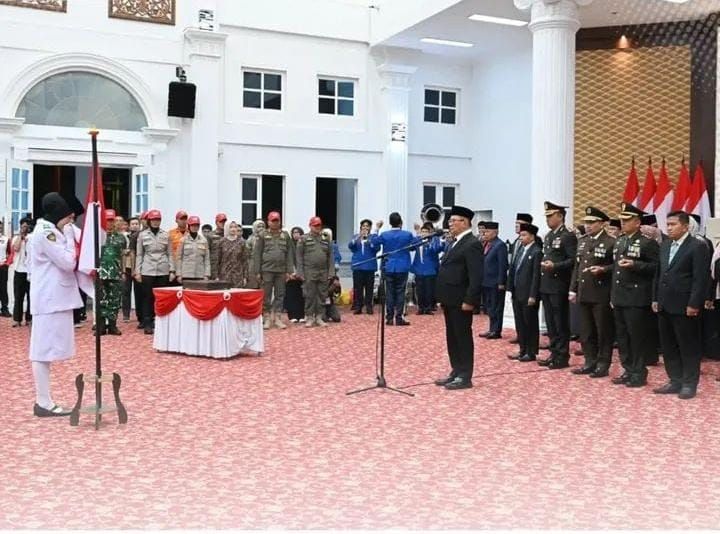 Wali Kota Bukittinggi, Ramlan Nurmatias, mengukuhkan 54 anggota Pasukan Pengibar Bendera Pusaka (Paskibraka) di Balairung Rumah Dinas Wali Kota Bukittinggi, Sabtu (15/8/2026).