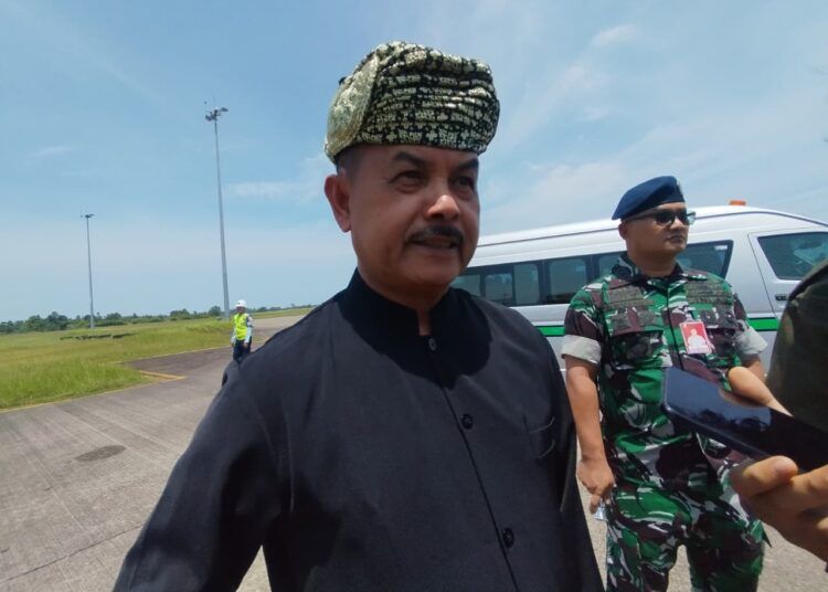 Ketua Lembaga Kerapatan Adat Alam Minangkabau (LKAAM) Sumatera Barat (Sumbar) Fauzi Bahar saat memberikan keterangan kepada wartawan di BIM setelah pelepasan penyerahan bantuan rendang untuk korban bencana di NTT, Senin (17/8/2026). Foto: Qadri/Sumbarkita