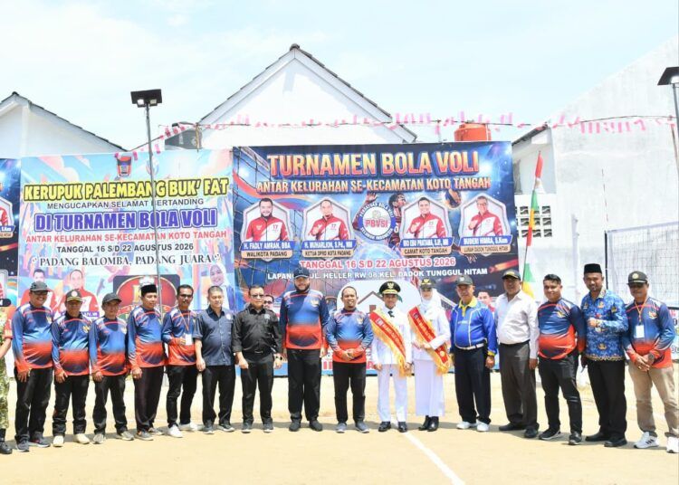 Wali Kota Padang, Fadly Amran, membuka Turnamen Bola Voli Antar Kelurahan se-Kecamatan Koto Tangah di Lapangan Bola Voli Jalan Heller RW 08, Kelurahan Dadok Tunggul Hitam, Senin (17/8/2026).