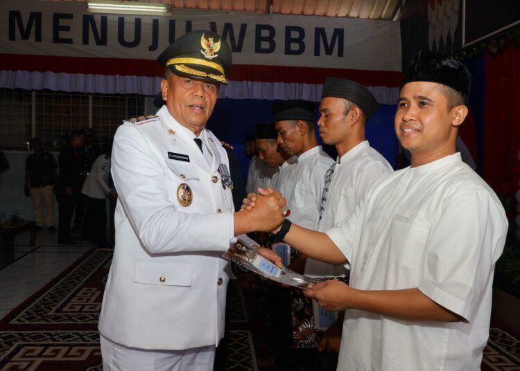 Wakil Wali Kota Elzadaswarman menyerahkan Surat Keputusan (SK) Remisi Umum kepada warga binaan Lapas Kelas IIB Tanjung Pati, Senin (17/8/2026).