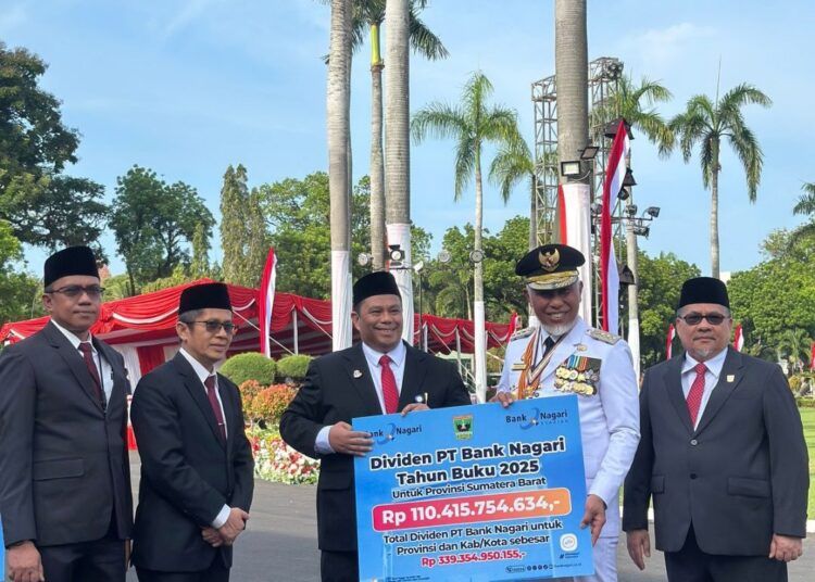 Direktur Kredit dan Syariah Bank Nagari Hafid Dauli dan Komisaris Utama Bank Nagari Andri Yulika menyerahkan kontribusi Bank Nagari kepada Gubernur Sumatera Barat Mahyeldi Ansharullah seusai Upacara Bendera 17 Agustus 2026 di Istana Gubernur Sumatera Barat, Senin (17/8/2026).
